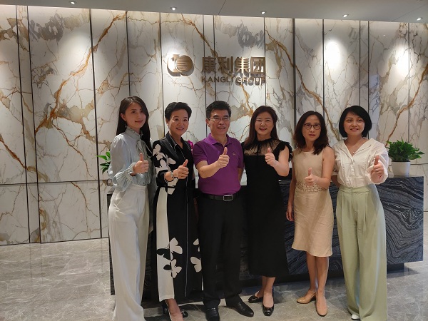 堅(jiān)定信心，破浪前行 --廣東高科技產(chǎn)業(yè)商會(huì)走進(jìn)康利城  7月14日，廣東省政協(xié)常委、廣東高科技產(chǎn)業(yè)商會(huì)會(huì)長(zhǎng)王理宗率隊(duì)來國(guó)際創(chuàng)新創(chuàng)意產(chǎn)城綜合體——康利城考察交流，康利集團(tuán)董事長(zhǎng)王翠霞、康利置地總經(jīng)理方志良接待了王會(huì)長(zhǎng)一行，雙方就企業(yè)的發(fā)展規(guī)律、經(jīng)驗(yàn)啟示、文化精神、核心價(jià)值及情懷擔(dān)當(dāng)?shù)冗M(jìn)行深入的探討。 在王翠霞董事長(zhǎng)的陪同下，王理宗會(huì)長(zhǎng)一行參觀了康利城。作為康利集團(tuán)在深圳打造的首個(gè)產(chǎn)城融合綜合體項(xiàng)目，康利城集企業(yè)總部辦公、科技研發(fā)基地、文化創(chuàng)意基地、時(shí)尚商業(yè)街區(qū)、高級(jí)人才寓所和高端商務(wù)酒店于一體的全能業(yè)態(tài)，給到訪者留下深刻的印象。綠樹掩映的優(yōu)美環(huán)境、別具一格的建筑設(shè)計(jì)、隨處可見的名貴大理石等，更是讓大家嘖嘖稱贊。 座談會(huì)上，雙方緊緊圍繞“堅(jiān)定信心、破浪前行”的主題展開交流。王翠霞董事長(zhǎng)向來賓們介紹到，康利集團(tuán)從1989年在深圳成立至今已31年，歷經(jīng)石材貿(mào)易起步，實(shí)業(yè)發(fā)展、創(chuàng)新突破、跨界轉(zhuǎn)型四個(gè)里程碑式的發(fā)展階段，現(xiàn)已發(fā)展成為集礦山開采、多品類石材生產(chǎn)加工、大型工程承接、進(jìn)出口貿(mào)易、物流研發(fā)、房地產(chǎn)開發(fā)、金融業(yè)、產(chǎn)業(yè)運(yùn)營(yíng)等為一體的多元化、跨地域發(fā)展的大型國(guó)際化企業(yè)集團(tuán)。 王董分享了自己三十幾年的創(chuàng)業(yè)經(jīng)驗(yàn)，表示，石材行業(yè)作為傳統(tǒng)的資源類企業(yè)，競(jìng)爭(zhēng)激烈，但康利每一步都堅(jiān)持“以質(zhì)取勝、以價(jià)取勝、以量取勝、以信取勝”的經(jīng)營(yíng)理念，不斷創(chuàng)新、敢為人先、勇于探索的奮斗精神，才能讓康利集團(tuán)在三十幾年的發(fā)展歷程中，不斷突破發(fā)展瓶頸、戰(zhàn)勝無數(shù)困難，實(shí)現(xiàn)穩(wěn)步前行。 會(huì)上，康利置地運(yùn)營(yíng)公司總經(jīng)理黃林益分享了康利城取得的發(fā)展成果，經(jīng)過不斷地努力，康利城已經(jīng)取得“深圳市投資推廣國(guó)際化重點(diǎn)園區(qū)”、“龍崗區(qū)科技創(chuàng)新產(chǎn)業(yè)園”、“龍崗區(qū)科技企業(yè)孵化器”、“龍崗區(qū)創(chuàng)新創(chuàng)業(yè)孵化基地”等資質(zhì)認(rèn)定，成為區(qū)域內(nèi)產(chǎn)城融合的園區(qū)典范。 在產(chǎn)業(yè)方面，康利城引進(jìn)了以速博精微、廣明科技、國(guó)質(zhì)信等為代表的國(guó)家高新技術(shù)企業(yè)，以升學(xué)教育、東成財(cái)智等為代表的教育培訓(xùn)企業(yè)，以安杰拉、靜靜七月、智音文化等具有實(shí)力的網(wǎng)紅直播企業(yè)，同時(shí)還有以工商銀行為代表的一些金融機(jī)構(gòu)，并獲得“深圳市人才創(chuàng)新創(chuàng)業(yè)一號(hào)股權(quán)投資基金—項(xiàng)目遴選基地”。科技、文創(chuàng)、金融三大產(chǎn)業(yè)融合發(fā)展的目標(biāo)已經(jīng)初見雛形，園區(qū)產(chǎn)業(yè)發(fā)展可以說是漸入佳境。 在參觀、走訪及聽取康利集團(tuán)和康利城的介紹后，王會(huì)長(zhǎng)用“一面旗幟、一個(gè)經(jīng)典、一段傳奇”來概括康利集團(tuán)31年取得的成果。他表示，康利集團(tuán)31年的豐碩成果，是企業(yè)家膽、識(shí)、謀的完美結(jié)晶，是辨勢(shì)、順勢(shì)、造勢(shì)的卓越成就，是領(lǐng)導(dǎo)者+管理層+基層員工合作創(chuàng)造的優(yōu)秀作品。而王董順勢(shì)而為，準(zhǔn)確把握時(shí)代機(jī)遇，以柔弱女子之姿，打造大理石般堅(jiān)韌的事業(yè)之基，更能夠給社會(huì)帶來非常重要的啟示。 對(duì)于康利集團(tuán)未來的發(fā)展，王會(huì)長(zhǎng)也積極提出自己建議，他認(rèn)為加強(qiáng)科技融合，讓傳統(tǒng)石材變成新型材料，以及在地產(chǎn)領(lǐng)域打造能夠培養(yǎng)企業(yè)的具有真正附加值的平臺(tái)，是康利集團(tuán)未來值得深耕的兩個(gè)方向。 座談會(huì)結(jié)束，王會(huì)長(zhǎng)、王董、黃總還面向社會(huì)大眾開展了一場(chǎng)線上直播交流。王董介紹了面對(duì)疫情影響，康利集團(tuán)和康利城積極響應(yīng)黨中央號(hào)召，與園區(qū)企業(yè)、公司員工等齊心協(xié)力、共同抗疫。同時(shí)，面對(duì)突如其來的疫情，康利城在銷售和招商工作停滯的情況下，積極調(diào)整策略，推出了針對(duì)新入駐優(yōu)質(zhì)企業(yè)免租一年的重大舉措，不僅減少企業(yè)經(jīng)營(yíng)負(fù)擔(dān)，同時(shí)，也推動(dòng)康利城招商工作的順利進(jìn)行，上半年招商成果逆勢(shì)上揚(yáng)，提前完成全年招商目標(biāo)的70%。 王會(huì)長(zhǎng)就此發(fā)表自己的看法，他認(rèn)為一個(gè)決策背后不僅是企業(yè)家人格人品的反映，更是她們管理哲學(xué)和經(jīng)營(yíng)理念的投射。王董的決策，短期來看，是失去了利潤(rùn)，但長(zhǎng)期來看，卻贏得了人心，贏得了信任，這是金錢無法衡量的無形資產(chǎn)，這些資產(chǎn)和資源將帶來未來無限的增長(zhǎng)。 企業(yè)家是社會(huì)的價(jià)值創(chuàng)造者，企業(yè)家之間的碰撞，總能帶來智慧的火花。感謝王會(huì)長(zhǎng)的肯定和真誠(chéng)的建議，也讓我們更加堅(jiān)定，不斷創(chuàng)新、勇于求變是企業(yè)永遠(yuǎn)不可或缺的基因。康利城敞開大門，歡迎更多企業(yè)家們參觀、交流、加入，以責(zé)任與擔(dān)當(dāng)為基礎(chǔ)，懷揣理想和抱負(fù)，在紛繁復(fù)雜的外部環(huán)境下，與志同道合者一同，堅(jiān)定信心，破浪前行。